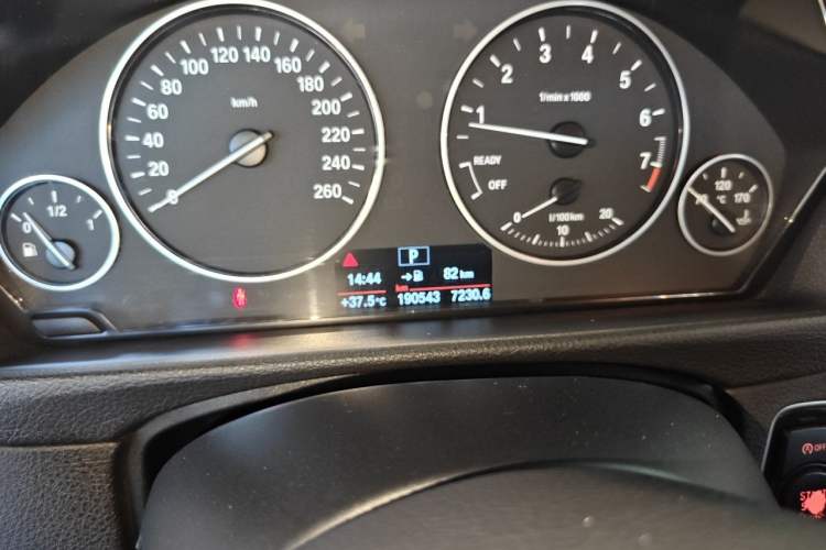 Used BMW 3 Series 2015 320i Fashion Model Odometer Close Up