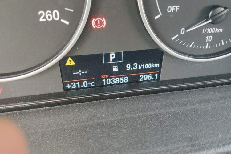 Used BMW 3 Series 2015 316Li Fashion Model Odometer Close Up