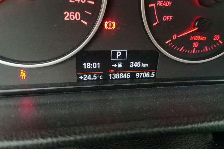 Used BMW 3 Series 2015 320Li Luxury Edition Fashion Model Odometer Close Up
