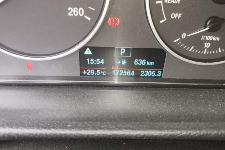 Used BMW 3 Series 2015 320Li Fashion Model Odometer Close Up
