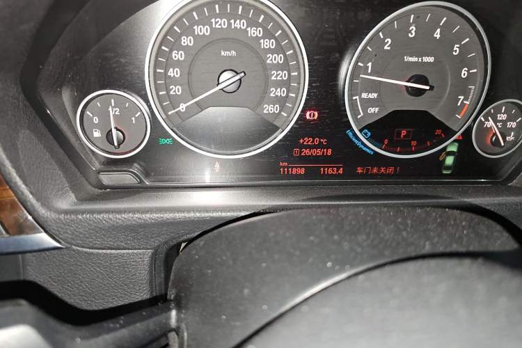 Used BMW 3 Series 2015 320Li Luxury Design Package Odometer Close Up