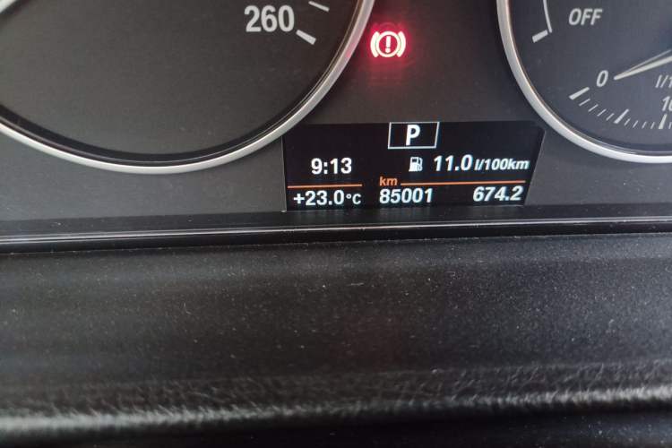 Used BMW 3 Series 2015 316Li Fashion Model Odometer Close Up