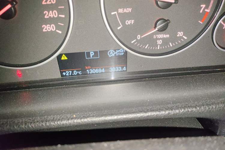 Used BMW 3 Series 2015 320Li Luxury Edition Fashion Model Odometer Close Up