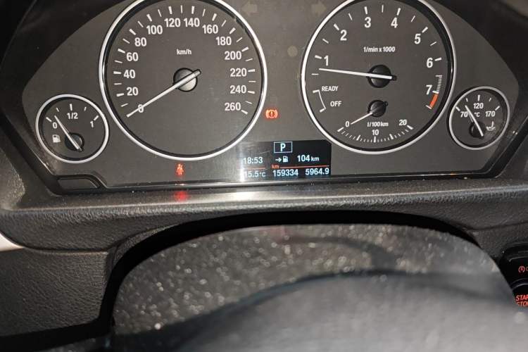 Used BMW 3 Series 2015 320Li Fashion Model Odometer Close Up