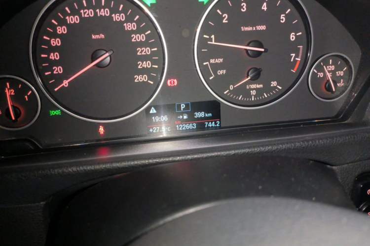 Used BMW 3 Series 2015 316Li Fashion Model Odometer Close Up
