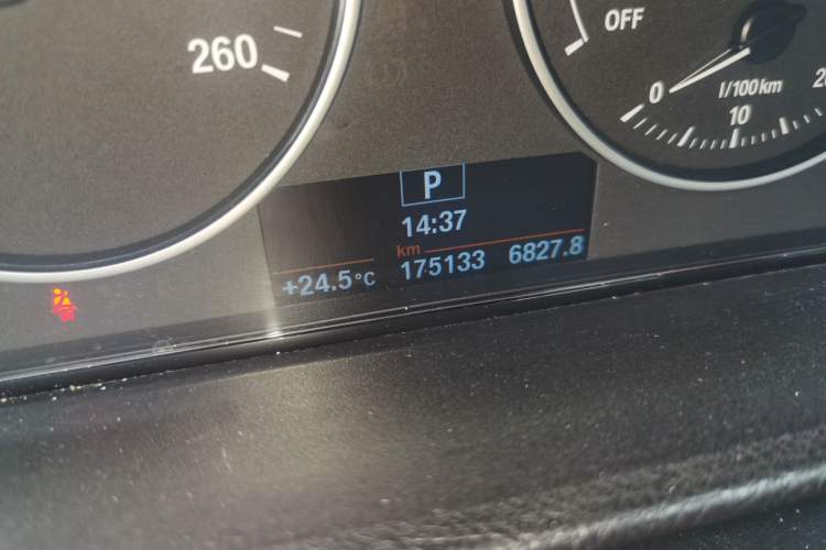Used BMW 3 Series 2015 320Li Luxury Edition Fashion Model Odometer Close Up