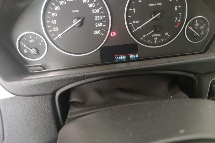 Used BMW 3 Series 2015 316Li Fashion Model Odometer Close Up