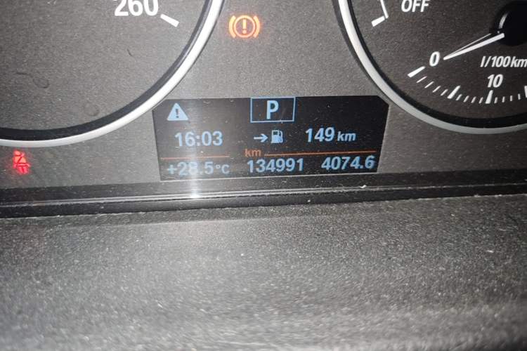 Used BMW 3 Series 2015 316Li Fashion Model Odometer Close Up