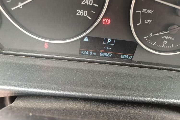 Used BMW 3 Series 2015 320Li Luxury Edition Fashion Model Odometer Close Up