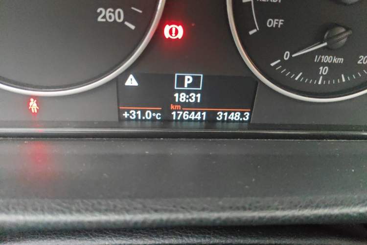 Used BMW 3 Series 2015 320Li Luxury Edition Fashion Model Odometer Close Up