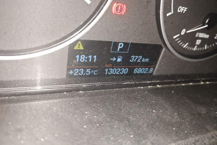 Used BMW 3 Series 2015 320Li Luxury Edition Fashion Model Odometer Close Up
