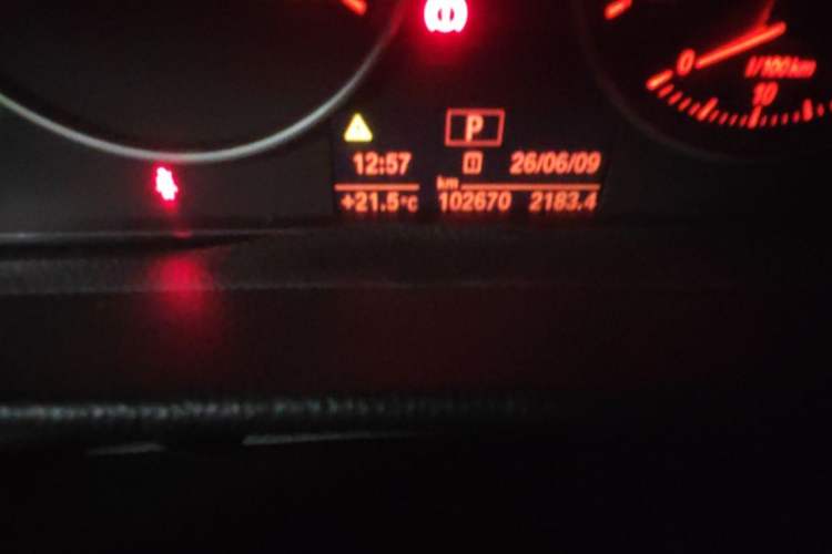 Used BMW 3 Series 2015 320Li Fashion Model Odometer Close Up