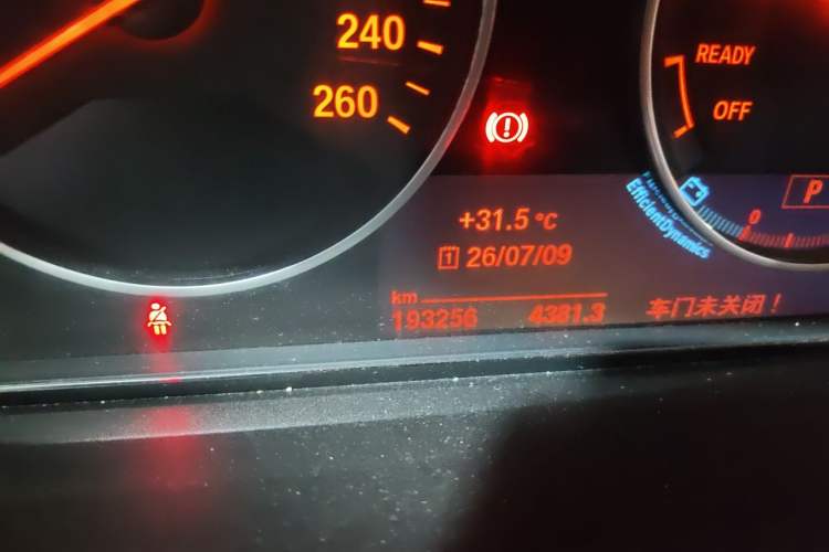 Used BMW 3 Series 2015 320Li Luxury Design Package Odometer Close Up