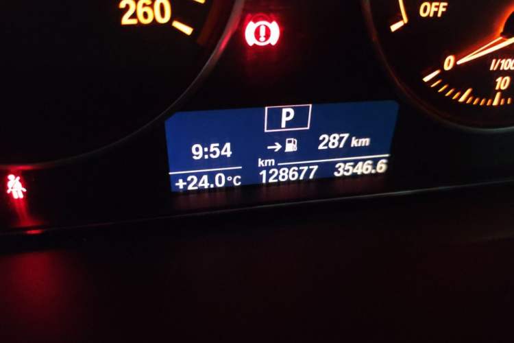 Used BMW 3 Series 2015 320Li Fashion Model Odometer Close Up