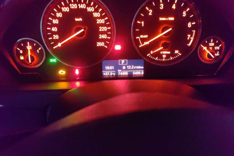 Used BMW 3 Series 2015 320Li Luxury Edition Fashion Model Odometer Close Up