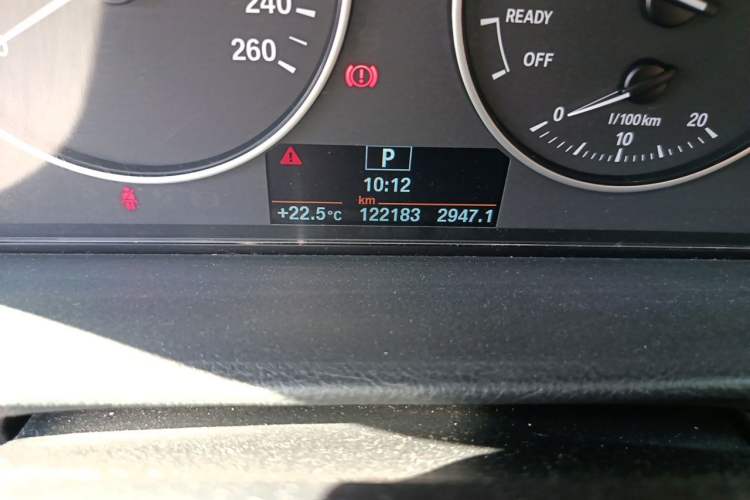 Used BMW 3 Series 2015 320i Fashion Model Odometer Close Up