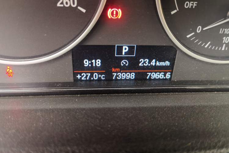 Used BMW 3 Series 2015 316Li Fashion Model Odometer Close Up