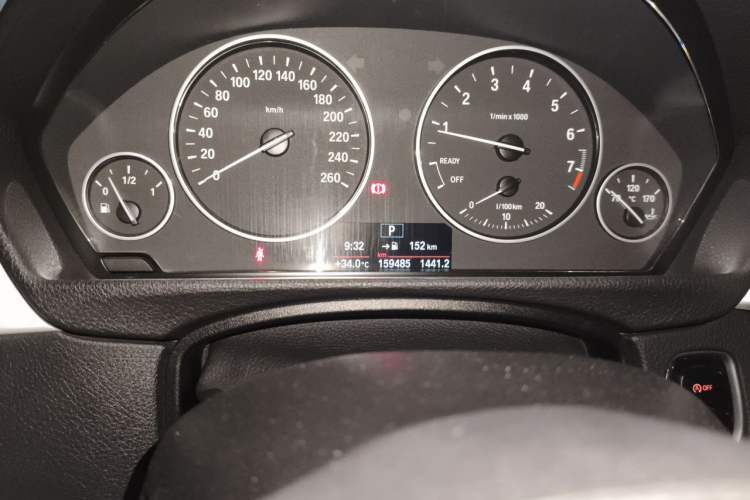 Used BMW 3 Series 2015 316Li Fashion Model Odometer Close Up