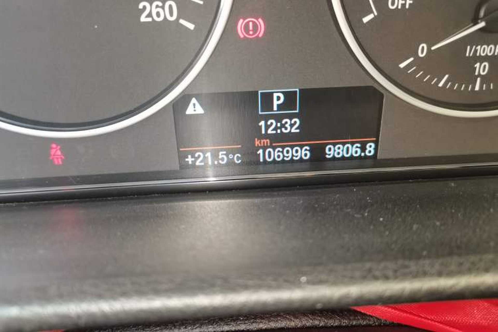 Used BMW 3 Series 2015 316Li Fashion Model Odometer Close Up