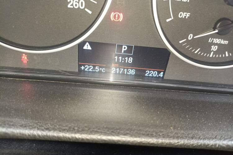 Used BMW 3 Series 2015 320i Fashion Model Odometer Close Up
