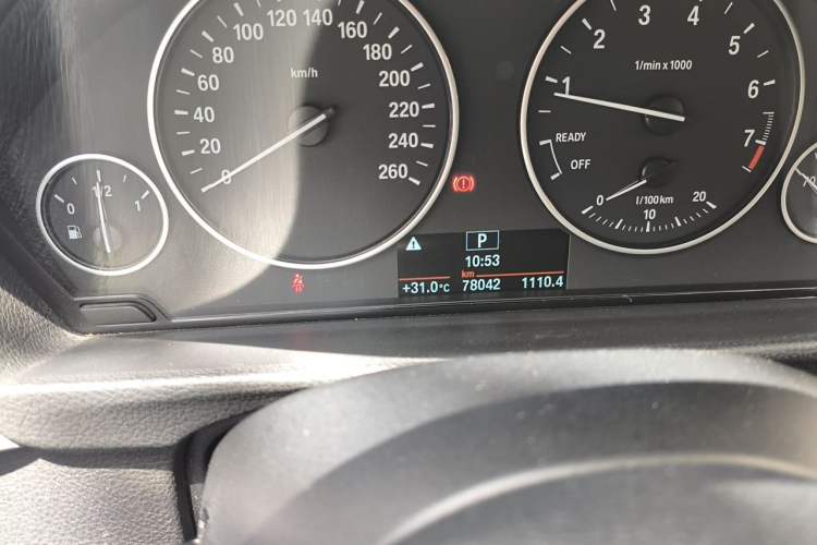 Used BMW 3 Series 2015 316Li Fashion Model Odometer Close Up