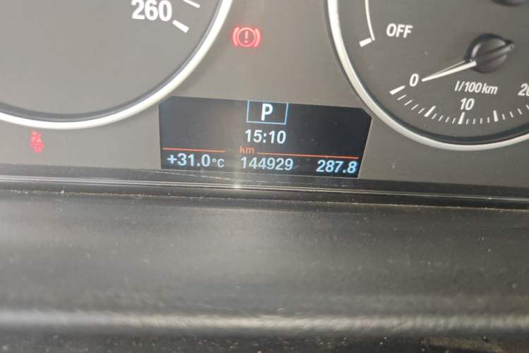 Used BMW 3 Series 2015 320Li Fashion Model Odometer Close Up