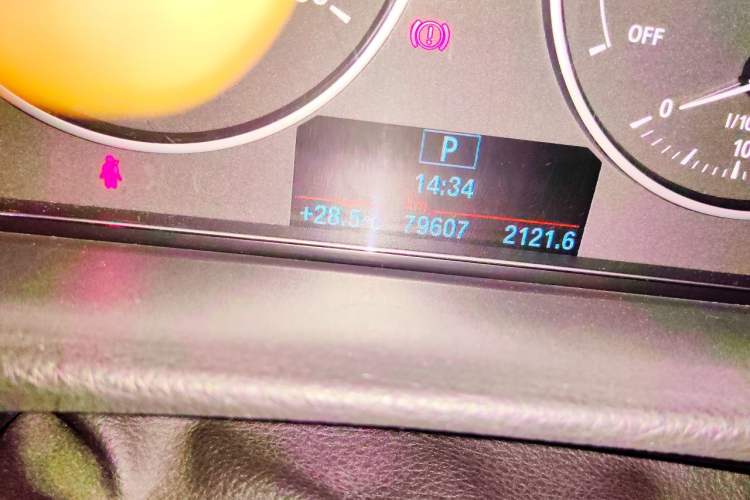 Used BMW 3 Series 2015 320Li Luxury Edition Fashion Model Odometer Close Up