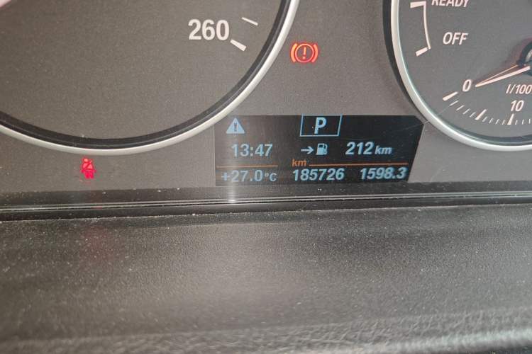 Used BMW 3 Series 2015 316Li Fashion Model Odometer Close Up