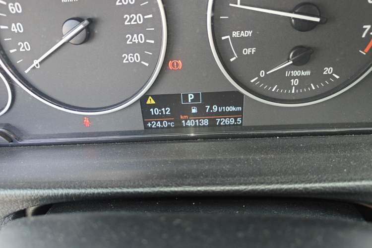 Used BMW 3 Series 2015 316Li Fashion Model Odometer Close Up