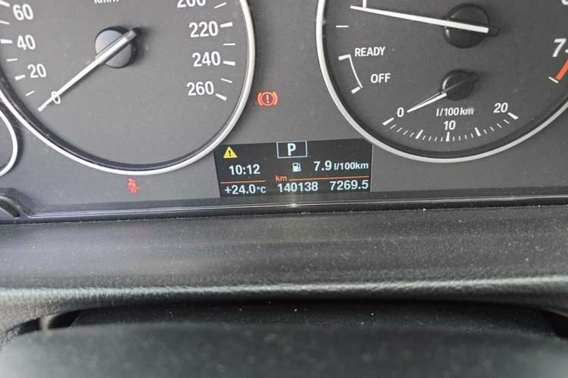 Used BMW 3 Series 2015 316Li Fashion Model Odometer Close Up