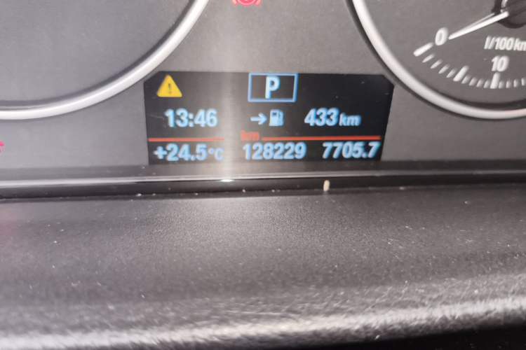 Used BMW 3 Series 2015 320Li Luxury Edition Fashion Model Odometer Close Up