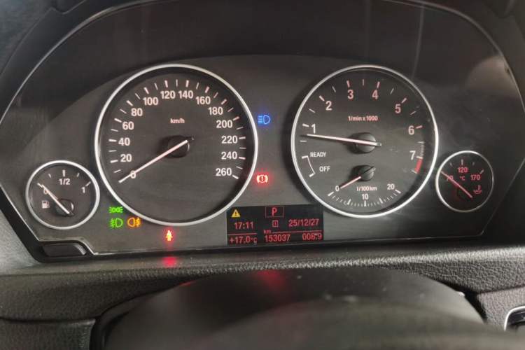 Used BMW 3 Series 2015 320Li Luxury Edition Fashion Model Odometer Close Up