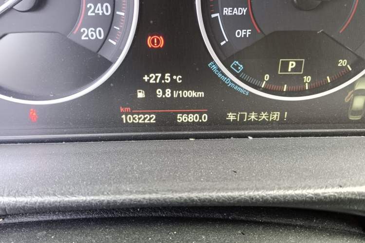 Used BMW 3 Series 2015 320i Luxury Edition Sports Design Package Odometer Close Up