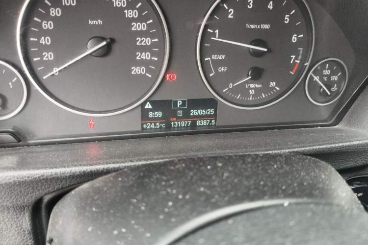 Used BMW 3 Series 2015 320Li Luxury Edition Fashion Model Odometer Close Up