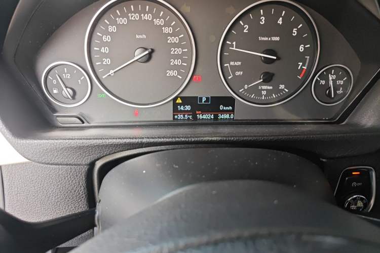 Used BMW 3 Series 2015 320Li Luxury Edition Fashion Model Odometer Close Up