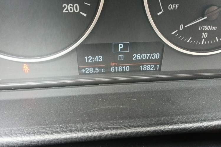 Used BMW 3 Series 2015 320i Luxury Edition Sports Design Package Odometer Close Up