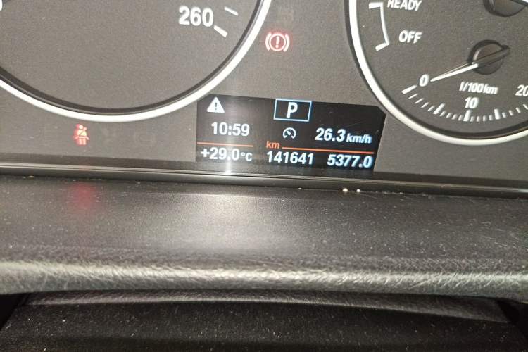 Used BMW 3 Series 2015 320Li Luxury Edition Fashion Model Odometer Close Up