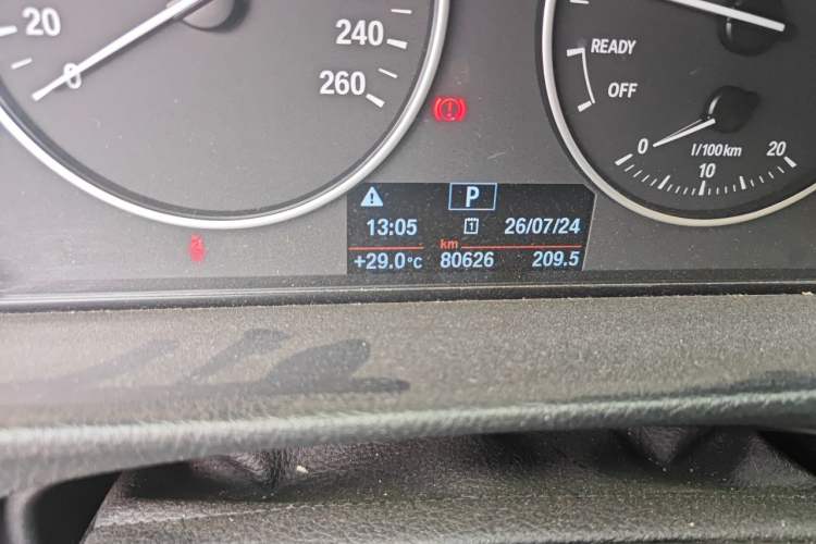 Used BMW 3 Series 2015 320Li Luxury Edition Fashion Model Odometer Close Up