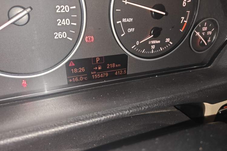 Used BMW 3 Series 2015 316Li Fashion Model Odometer Close Up