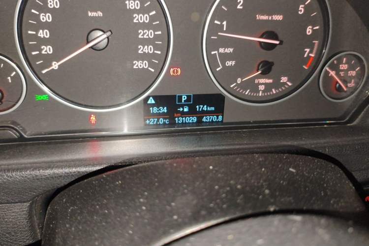 Used BMW 3 Series 2015 320Li Fashion Model Odometer Close Up