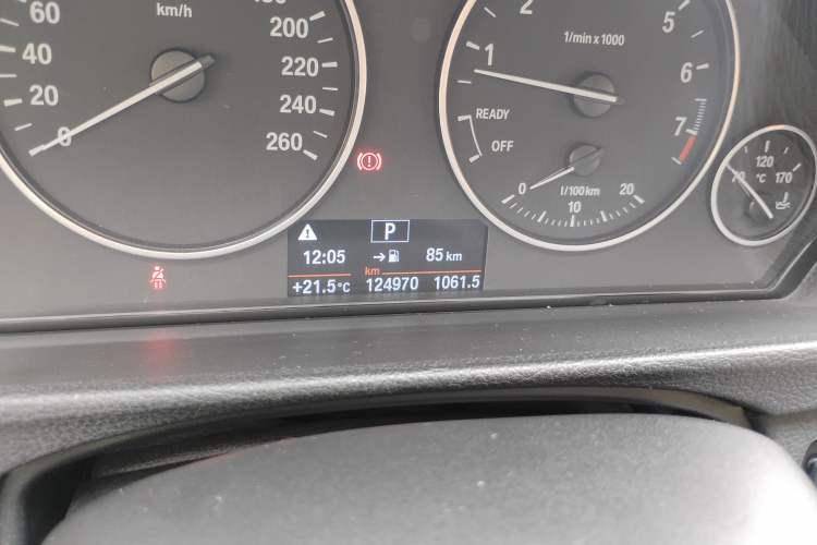 Used BMW 3 Series 2015 320Li Luxury Edition Fashion Model Odometer Close Up