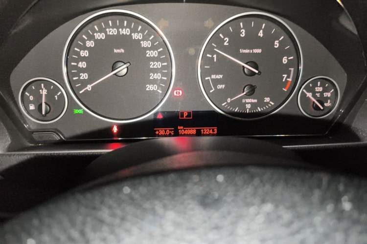 Used BMW 3 Series 2015 316Li Fashion Model Odometer Close Up