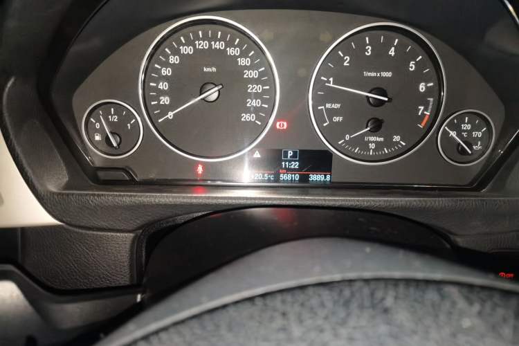 Used BMW 3 Series 2015 316Li Fashion Model Odometer Close Up