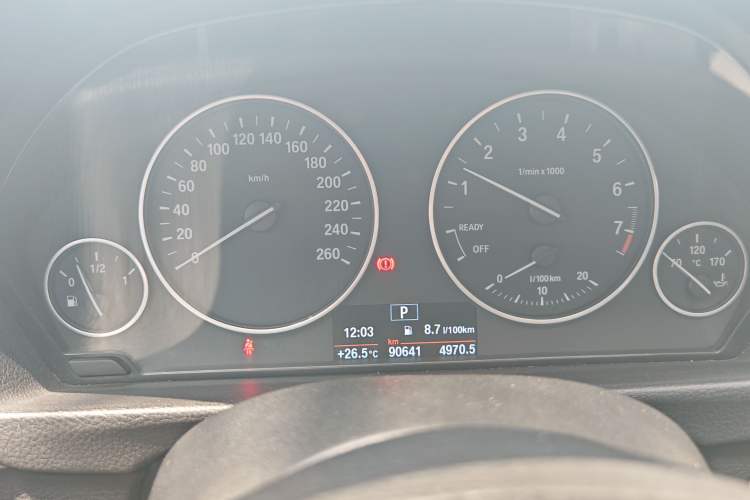 Used BMW 3 Series 2015 316Li Fashion Model Odometer Close Up