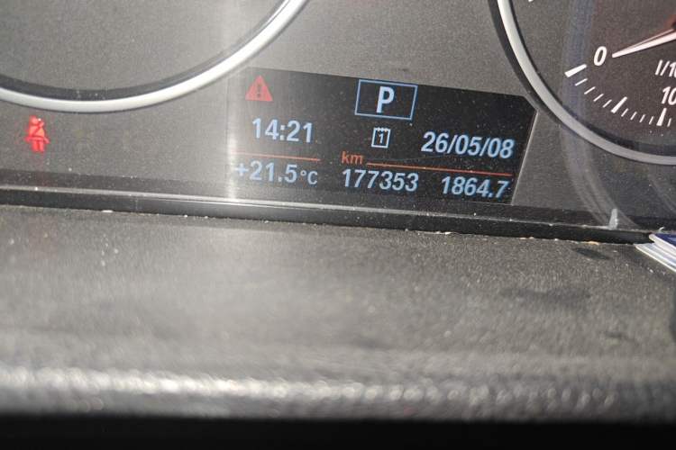 Used BMW 3 Series 2015 320Li Luxury Edition Fashion Model Odometer Close Up