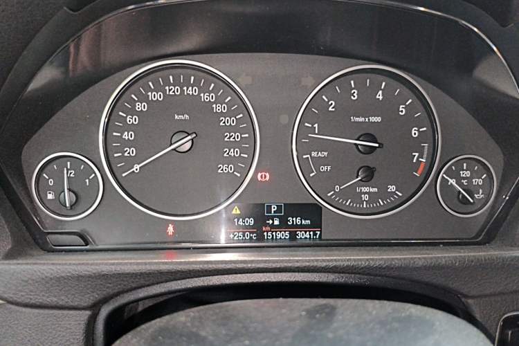 Used BMW 3 Series 2015 316Li Fashion Model Odometer Close Up