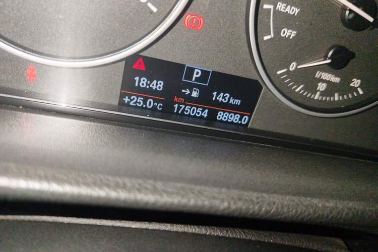 Used BMW 3 Series 2015 320Li Fashion Model Odometer Close Up