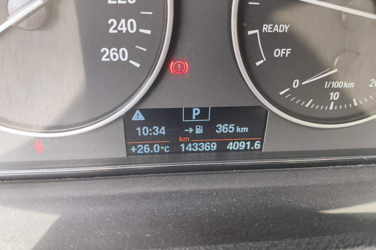 Used BMW 3 Series 2015 320i Luxury Line Stylish Edition Odometer Close Up