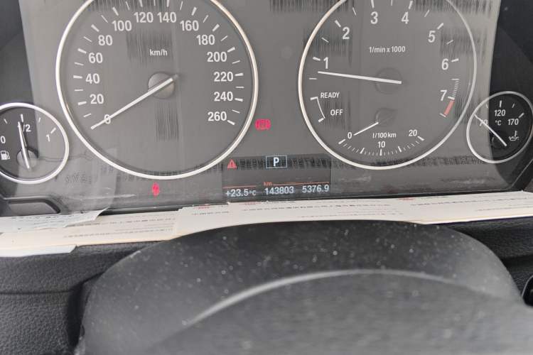 Used BMW 3 Series 2015 320Li Fashion Model Odometer Close Up