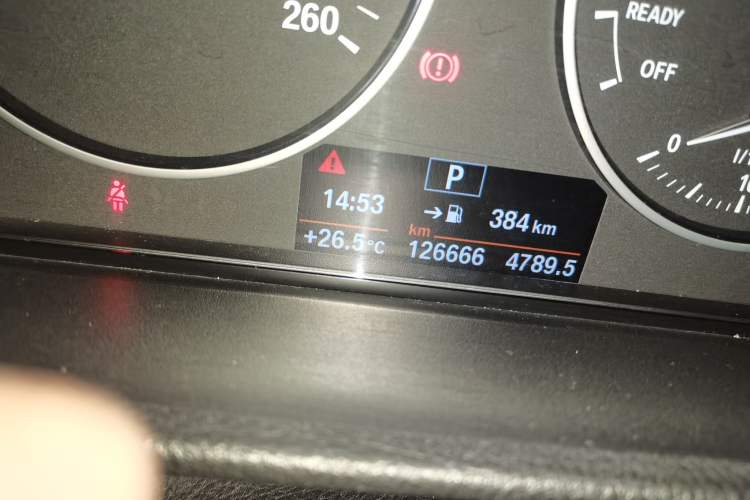 Used BMW 3 Series 2015 320Li Luxury Edition Fashion Model Odometer Close Up